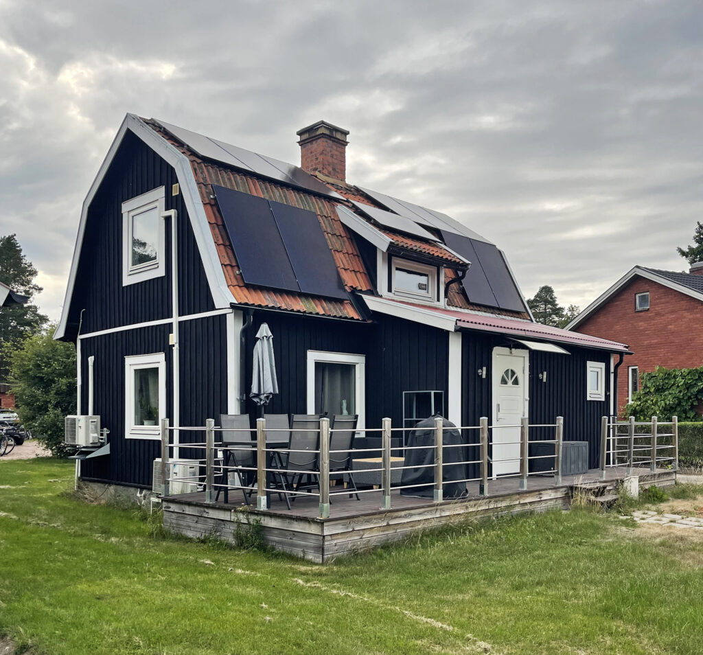 Gammalt hus med solceller och värmepump.
Foto: Tomas Håvik