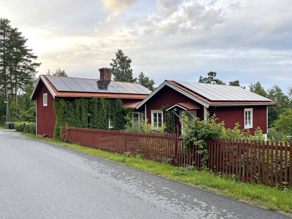 Gammalt hus med solceller installerat.
Foto: Tomas Håvik